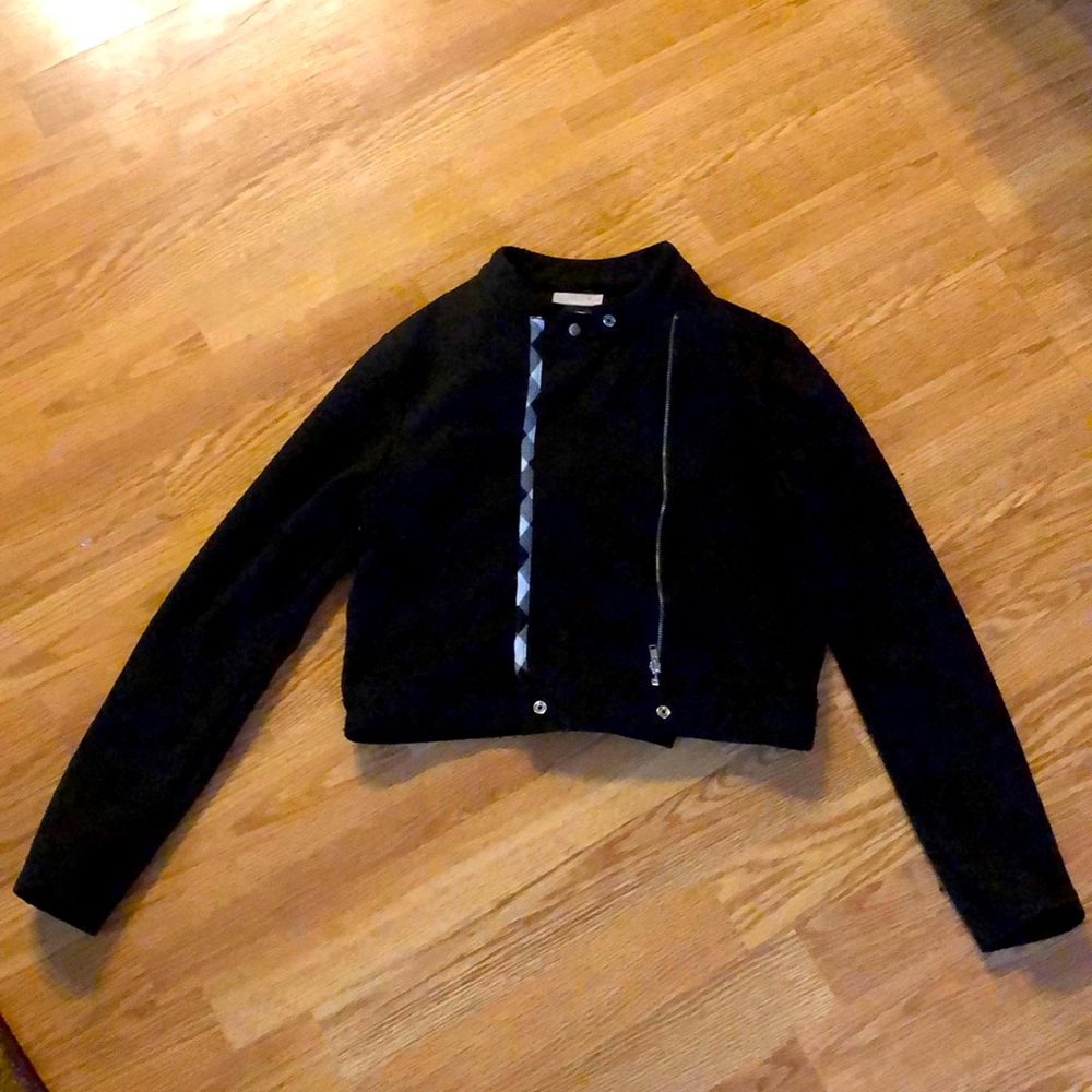 Versatile black jacket with zipper and buttons